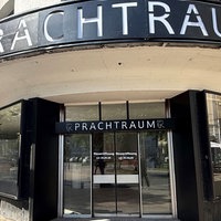 Außenansicht eines Gebäudes mit der Aufschrift "Prachtraum"