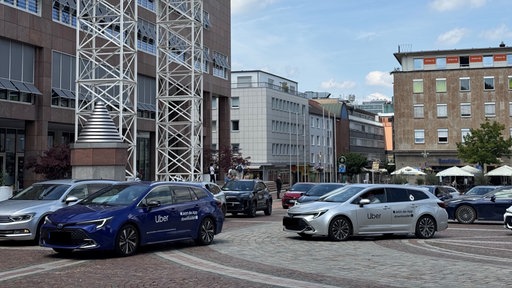 Mehrere Autos von Uber vor dem Dortmunder Rathaus