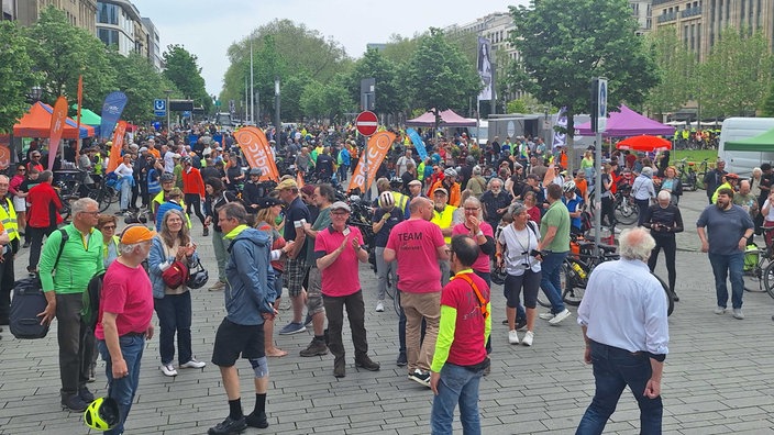 Viele Menschen stehen auf einem Platz