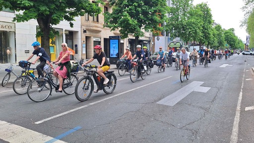 Menschen fahren mit dem Rad über die Königsallee in Düsseldorf