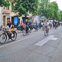 Menschen fahren mit dem Rad über die Königsallee in Düsseldorf