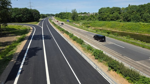 Autobahn von der Brücke aus - links sanierte und noch gesperrte Fahrbahn, rechts noch marode mit Fahrzeugen