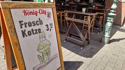 Ein Kneipenaufsteller wird mit dem Getränk "Froschkotze"