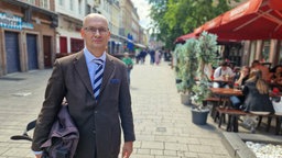 Der Düsseldorfer Altstadt-Staatsanwalt Peter Großbach steht auf der Bolker Straße in der Altstadt