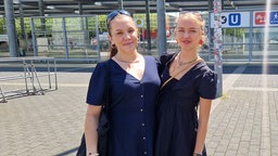 Zwei Freundinnen in dunkelblauen Sommerkleidern in Düsseldorf