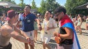 Vier Männer tanzen ausgelassen.