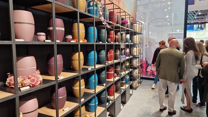 Ein Messestand mit Urnen in allen Farben
