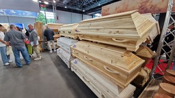 Ausstellungs-Särge auf der Bestattermesse