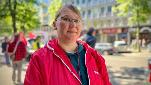 Sabine Klünner demonstriert am Tag der Arbeit in Düsseldorf