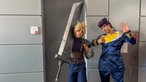 Zwei Männer in Cosplays des Videospiels Final Fantasy und des Animes Jojos Bizarre Adventure 