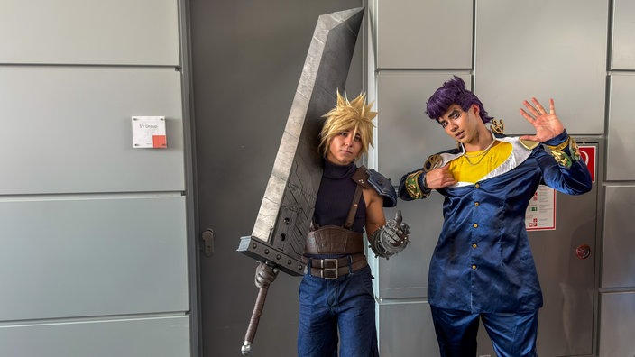 Zwei Männer in Cosplays des Videospiels Final Fantasy und des Animes Jojos Bizarre Adventure 