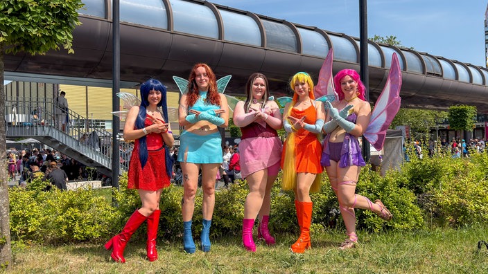 Verkleidete Freundinnen auf der Messe Dokomi