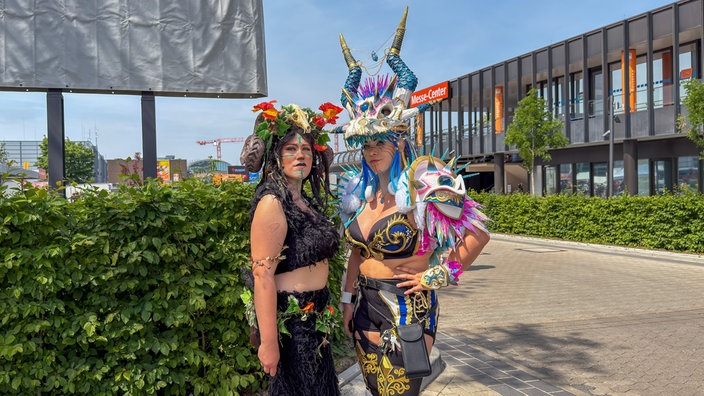 Zwei Frauen in selbst erstellten Cosplays