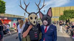 Zwei Cosplayer in Ganzkörperkostümen auf der Dokomi