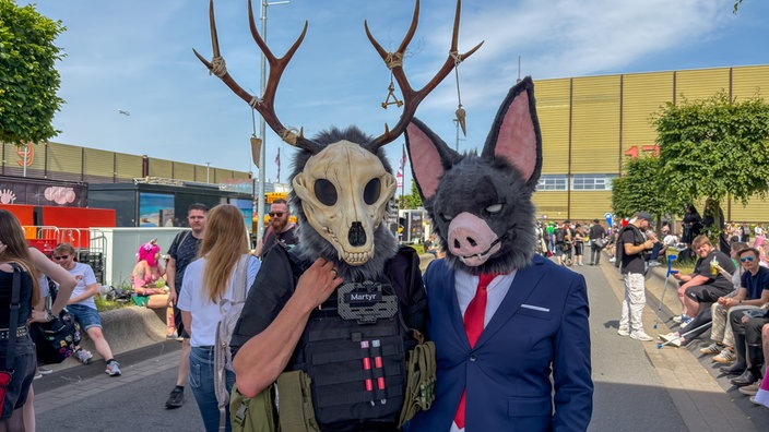 Zwei Cosplayer in Ganzkörperkostümen auf der Dokomi