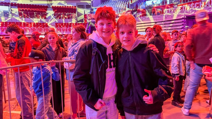 Zwei Kinder stehen im PSD Dome beim Creator Day