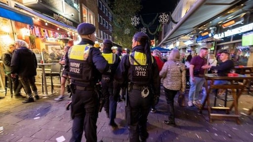 Polizisten in der Düsseldorfer Altstadt
