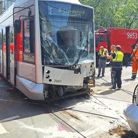 Zwei Straßenbahnen nach einen Zusammenstoß: Die Frontscheibe der Fahrzeuge ist mit Rissen durchzogen. Verkleidung am Kopf der Bahnen hängen herunter.