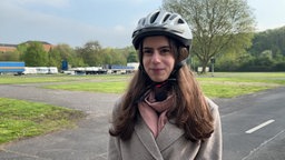Schülerin Marilena Tsivalidou beim E-Scooter Training