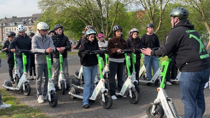 So lernen Schüler den Umgang mit E-Scootern