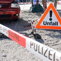 Abgesicherte Unfallstelle mit E-Scooter und Auto.