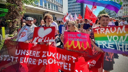 Hunderte Menschen bei der Kundgebung in Düsseldorf 
