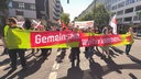 Demo Teilnehmer halten ein Banner von verdi