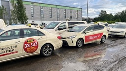 Unbefestigte Fahrfläche nach Regen am Taxistand