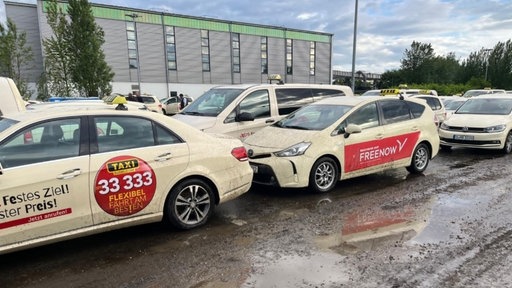 Unbefestigte Fahrfläche nach Regen am Taxistand