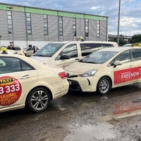 Unbefestigte Fahrfläche nach Regen am Taxistand