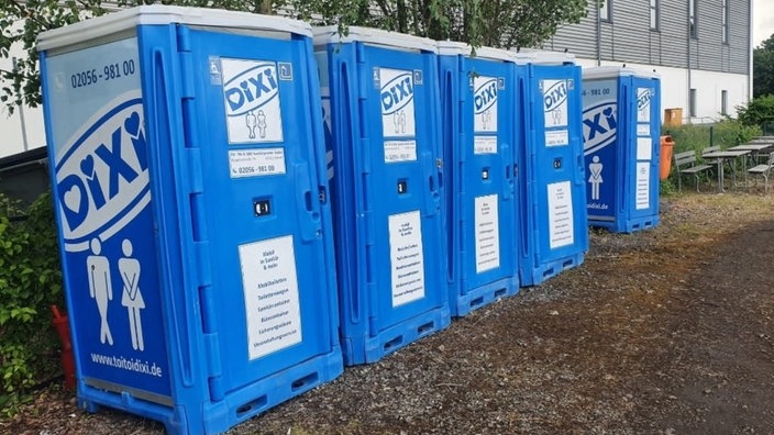 Eine Reihe von 5 blauen Dixi Klos