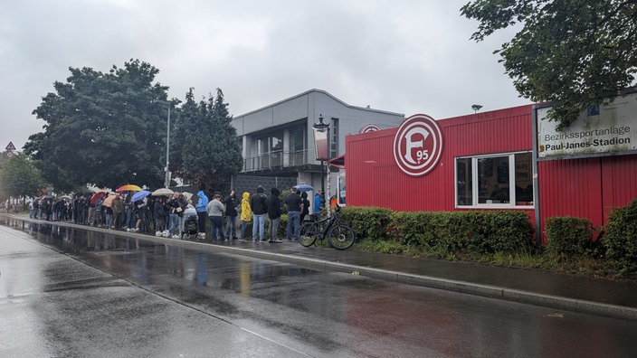 Schlange vor dem Fortuna-Fanshop in Düsseldorf Flingern.