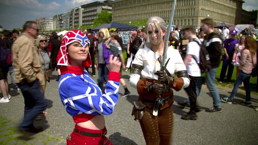 Kostümierte Frauen am Japantag in Düsseldorf