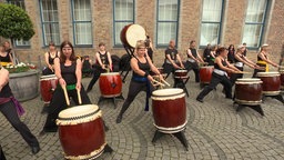 Trommler auf dem Japantag vor dem Düsseldorfer Rathaus