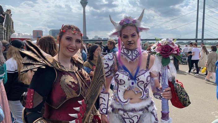 Zwei Frauen haben sich als japanische Comic-Helden verkleidet