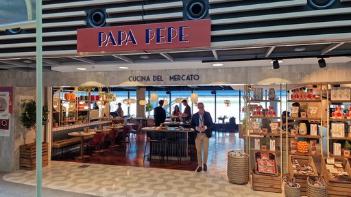 Restaurant mit der Aufschrift in schwarz mit roten Hintergrund: "Papa Pepe"