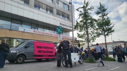 Vor dem Bürgerhaus in Bilk haben sich Demonstrierende gegen die AfD versammelt.