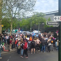 Rund um den Düsseldorfer Hauptbahnhof haben Demonstranten eine AfD Veranstaltung blockiert.
