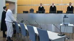Martin S. steht neben seinem Anwalt vor dem OLG Düsseldorf.