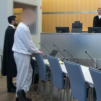 Martin S. steht neben seinem Anwalt vor dem OLG Düsseldorf.
