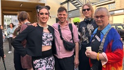 Eine Gruppe Besucher im Hof