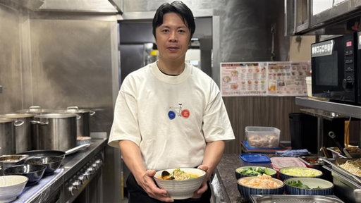 Ruyusuke Kaizaki hält eine Schüssel mit Rahmen