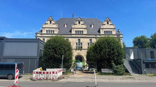 Die frisch sanierte Fassade des Rathaus in Düsseldorf-Benrath