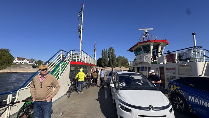 Passagiere an Bord der Rheinfähre Michaela II