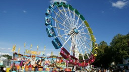 Ein buntes Riesenrad auf einer Kirmes