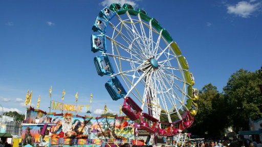 Ein buntes Riesenrad auf einer Kirmes