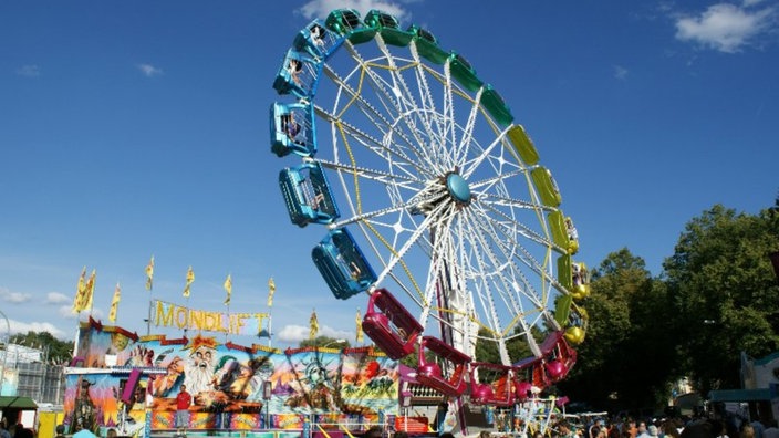 Ein buntes Riesenrad auf einer Kirmes