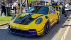 Ein gelb-lila lackierter Porsche 911 beim Tuning-Treffen "Ultrace" in Düsseldorf