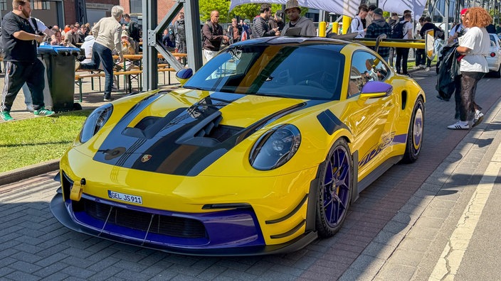 Ein gelb-lila lackierter Porsche 911 beim Tuning-Treffen "Ultrace" in Düsseldorf
