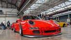 Ein rotes, extrem tiefergelegtes Auto der Marke Porsche